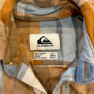 Boys Quicksilver button down flannel. Perfect for pumpkin patch, thanksgiving